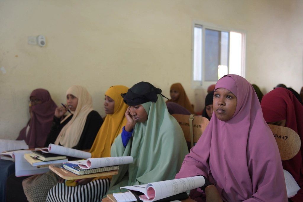 Des étudiantes suivent un cours dans une salle de classe